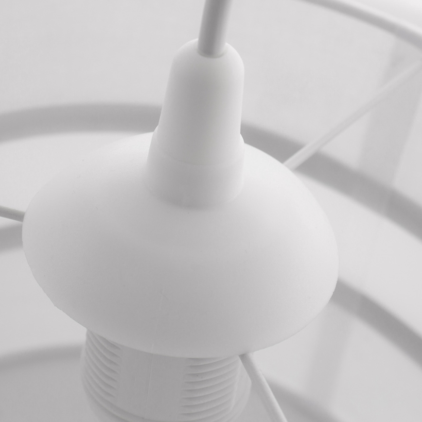 Biela závesná lampa s kupolovitým tienidlom sa nachádza v interiéri. Lampa je pripevnená k stropu tenkým káblom.