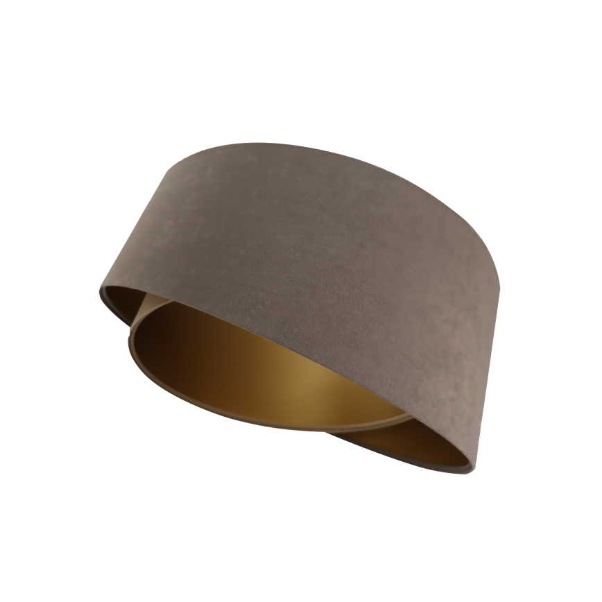 Svietidlo s hnedým tienidlom, čiastočne prekrytým zlatým vnútorným okrajom, visí v bielom priestore.