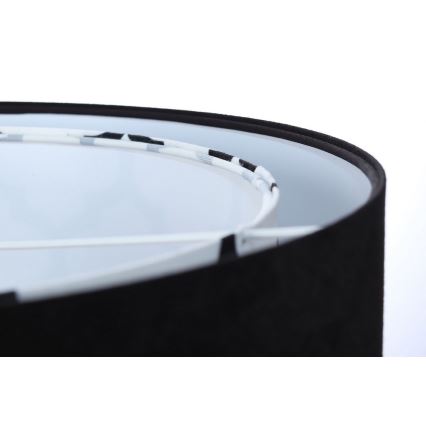 Čierny tienidlo lampy je zložené z dvoch častí. Vnútorná časť je biela s čierno-bielym vzorom na okraji. Vonkajšia časť je z čierneho materiálu.