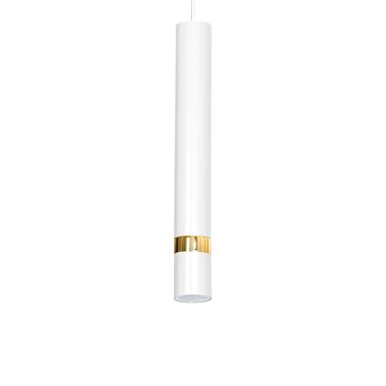 Dlhá biela valcová lampa visí zo stropu. Stred lampy zdobí tenký zlatý prstenec. Pozadie je biele.