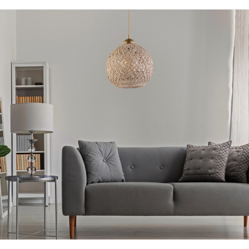Plavicové guľové svietidlo visí nad sivou sedačkou v obývacej izbe. Sedačka má dekoračné vankúše. V pozadí je vidieť knižnicu a stolík.