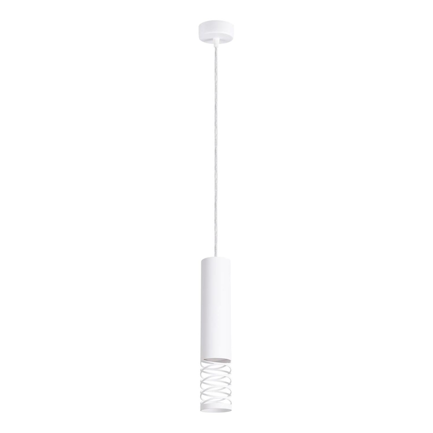 Biela závesná lampa visí zo stropu. Valcový tienidlo s vnútornou špirálovou ozdobou. Lampa je na bielom pozadí.