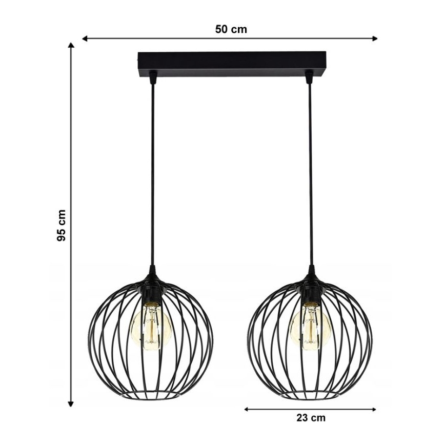 Dvojité závesné svietidlo s čiernymi kovovým tienidlami guľovitého tvaru s vnútorným drôteným vzorom visí zo spoločnej čiernej stropnej lišty. Rozmery: 50 cm (šírka lišty), 95 cm (výška), 23 cm (priemer tienidla).