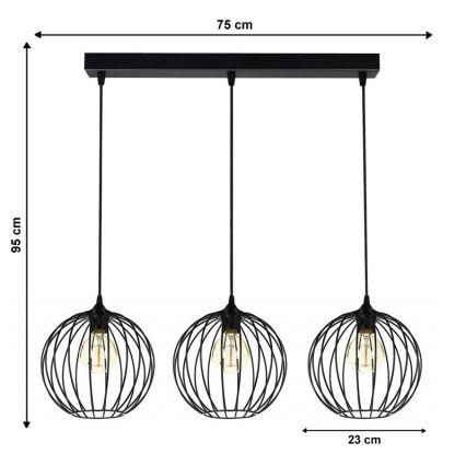 Trojramenné závesné svietidlo s čiernymi kovovými tienidlami v tvare gule zvislo visí z dlhej čiernej tyče. Rozmery: 75 cm (šírka), 95 cm (výška), 23 cm (priemer tienidla).
