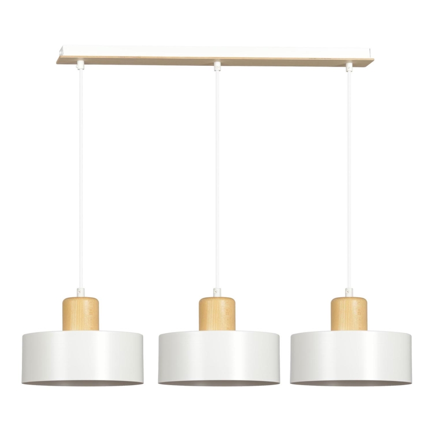 Trojramenné závesné svietidlo s bielymi valcovými tienidlami a drevenými detailmi visí z bielej lišty. Svietidlo je umiestnené na bielom pozadí.