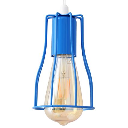 Modrá kovová lampa visí. Žiarovka s vláknom je v jej vnútri. Svetlo je izolácie.