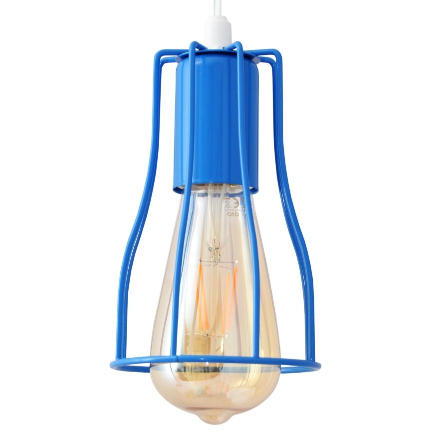 Modrá kovová lampa visí. Žiarovka s vláknom je v jej vnútri. Svetlo je izolácie.