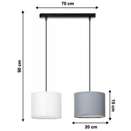 Dvojité závesné svietidlo s textilnými tienidlami, biele a sivé, visí zo spoločnej čiernej konzoly. Rozmery: tienidlo Ø 20 cm, výška 15 cm, celková výška 90 cm, šírka 70 cm.
