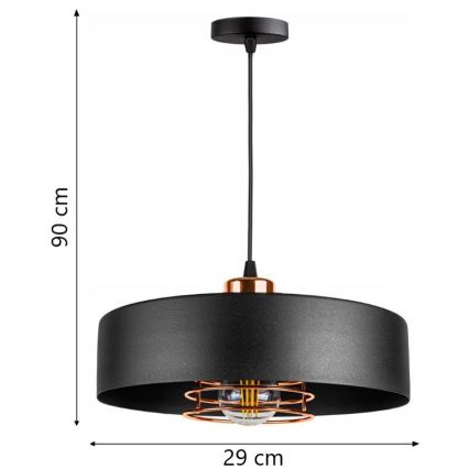 Závesné svietidlo s čiernym tienidlom priemeru 29 cm a výšky 90 cm visí zo stropu. Tienidlo je doplnené o medený detail a držiak žiarovky.
