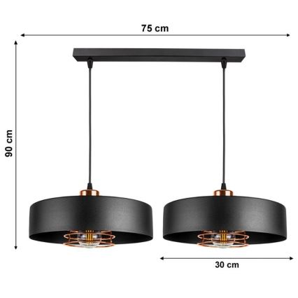 Dvojica čiernych závesných lámp s medenými detailmi visí z čiernej tyče. Lampy majú ploché tienidlá a kovové drôtené kryty žiaroviek. Rozmery: 75 cm (šírka), 90 cm (výška), 30 cm (priemer tienidla).