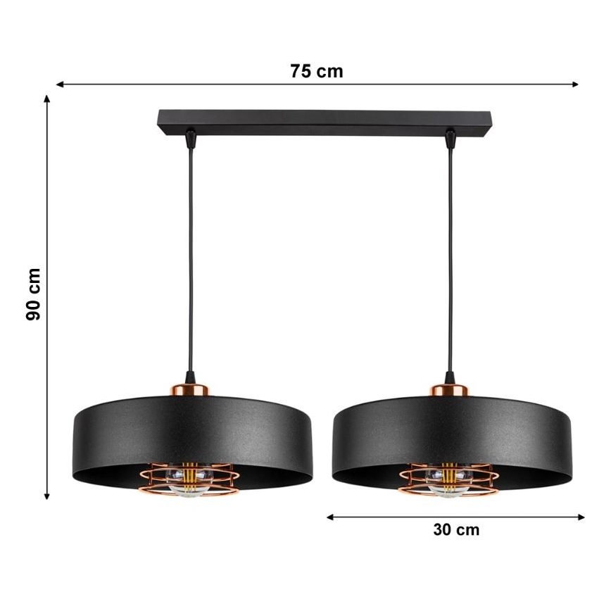Dvojica čiernych závesných lámp s medenými detailmi visí z čiernej tyče. Lampy majú ploché tienidlá a kovové drôtené kryty žiaroviek. Rozmery: 75 cm (šírka), 90 cm (výška), 30 cm (priemer tienidla).