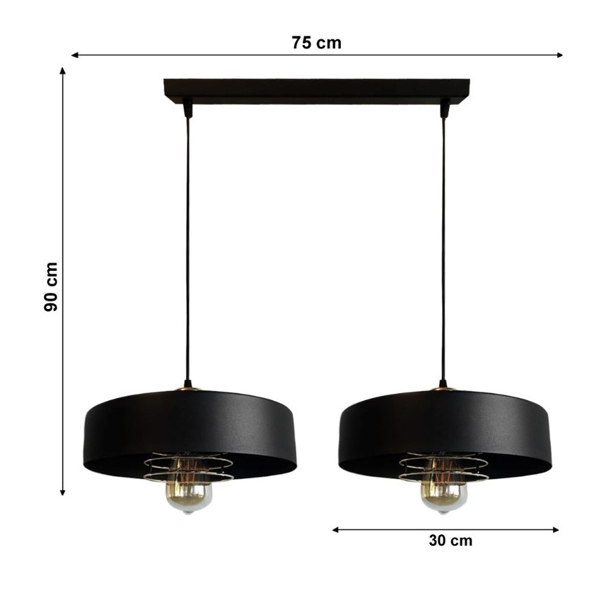 Dvojica čiernych závesných lámp s valcovitými tienidlami visí z čiernej lišty. Lampa má priemer 30 cm a celková výška je 90 cm. Šírka lišty je 75 cm.