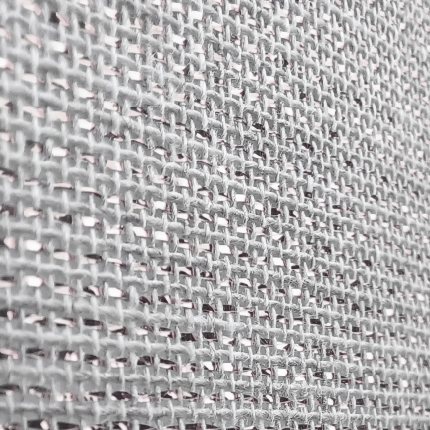 Textília je tkaná z tenkých, svetlosivých nití do mriežkovitého vzoru. Štruktúra je hustá a viditeľne prepletená. Pohľad je detailný, z blízka.