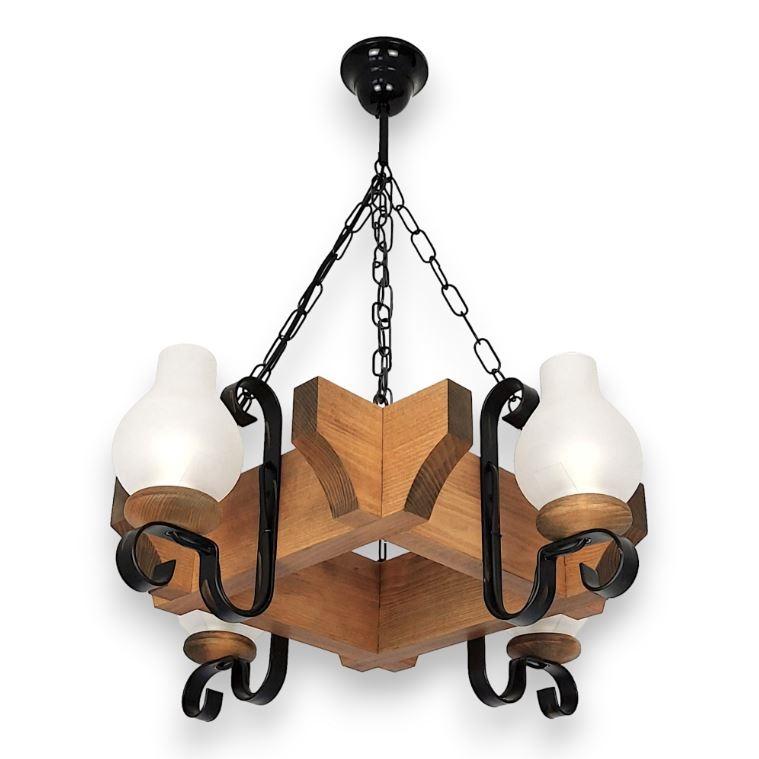 Drevený luster visí na reťazi. Štyri matné sklenené tienidlá sú upevnené na kovovom ráme. Luster je z dreva a kovu.