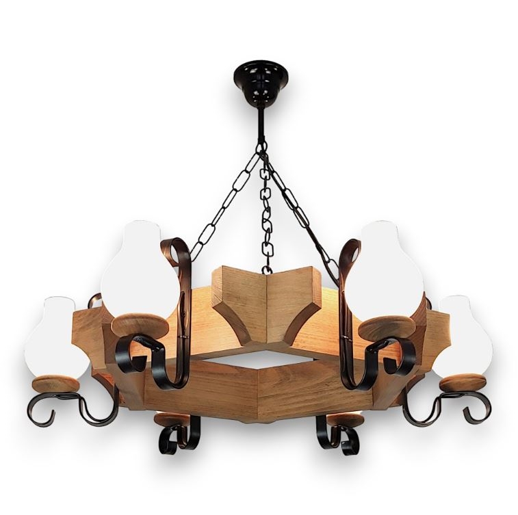 Drevený luster s kovovými detailmi visí zo stropu. Je vybavený šiestimi mliečnymi sklenenými tienidlami. Luster je zavesený na reťazi.