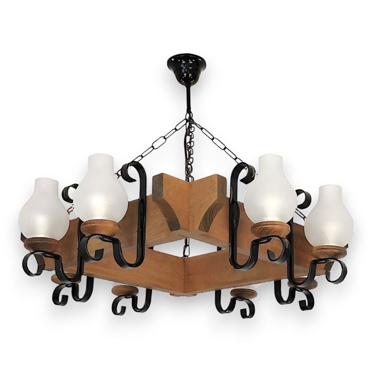 Drevený luster s kovou konštrukciou visí zo stropu. Šesť mliečnych sklenených tienidiel je pripevnených k drevenému rámu. Luster je zavesený na reťazi.