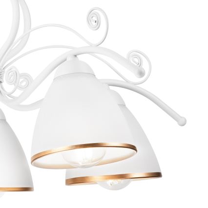 Biela kovová stropná lampa s ozdobnými výhonkami, nesie niekoľko bielych tienidiel s zlatým lemom, v ktorých sú viditeľné žiarovky.