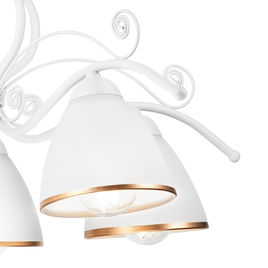 Biela kovová stropná lampa s ozdobnými výhonkami, nesie niekoľko bielych tienidiel s zlatým lemom, v ktorých sú viditeľné žiarovky.