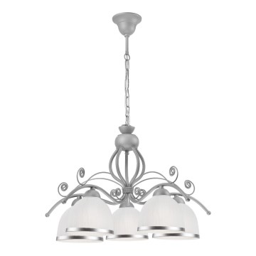Stropná lampa s piatimi tienidlami visí na reťazi. Tienidlá sú mliečne biele s kovovými okrajmi, kovový rám je strieborno-šedý a ozdobný.