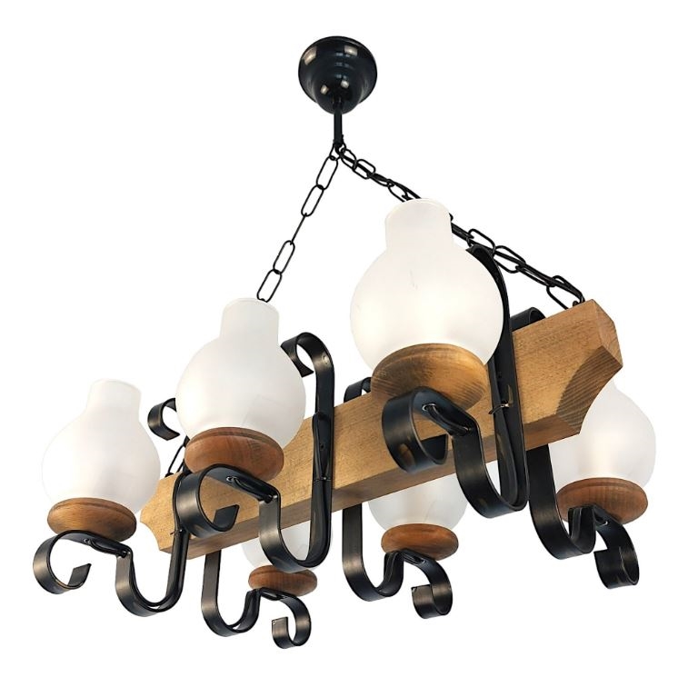 Lustr visí zo stropu na reťazi. Skladá sa zo šiestich mliečnych sklenených tienidiel pripevnených na drevenej doske pomocou kovových ozdôb. Celok je v rustikálnom štýle.