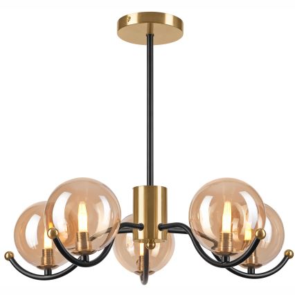 Stropná lampa s piatimi hnedými sklenenými guľami, ktoré obsahujú žiarovky, je pripevnená k čiernemu kovovému rameniu s mosadznými doplnkami. Lampa visí zo stropu.