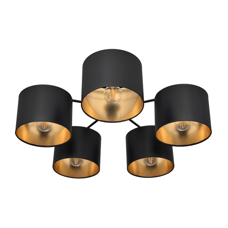 Stropná lampa s piatimi tienidlami. Tienidlá sú čierne s vnútornou zlatou vrstvou. Lampa je pripevnená k stropu.