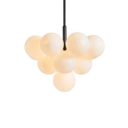 Závesné svietidlo s deviatimi mliečnymi guľovitými tienidlami zavesenými na čiernej kovovej tyči, umiestnené pred bielym pozadím.