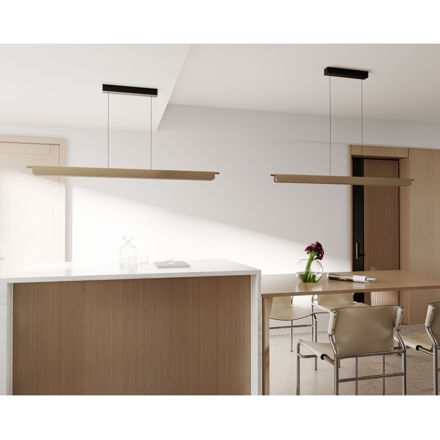 Dve dlhé, obdĺžnikové svietidlá visia zo stropu nad kuchynským ostrovčekom a jedálenským stolom v moderne zariadenej miestnosti. Svietidlá sú drevené s čiernym kovovým držiakom.