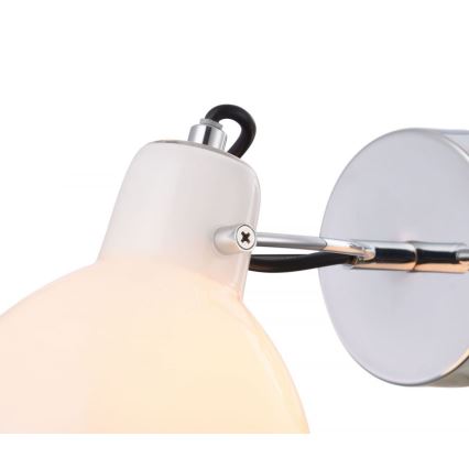 Nástenná lampa so svietiacou opálovou guľou a chrómovou konštrukciou je pripevnená na stenu. Lampa svieti.