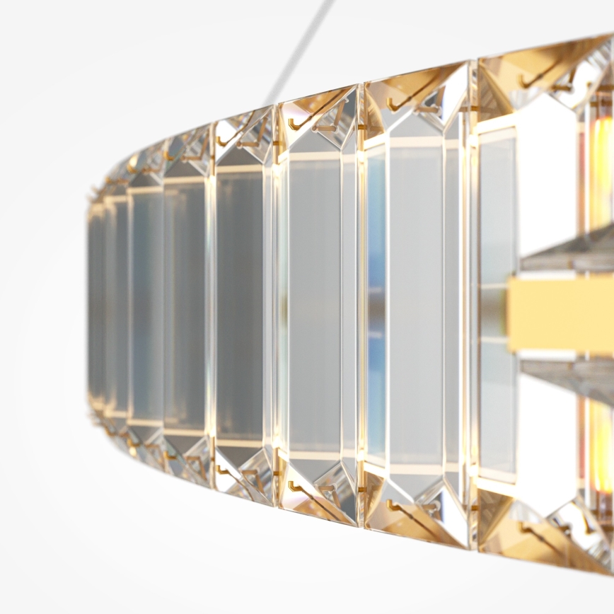 Krištáľové svietidlo v tvare polkruhu visí zhora. Je zložené z mnohých vertikálne usporiadaných hranolov, pripevnených zlatými prvkami. Svetlo prechádza cez krištáľové prvky.