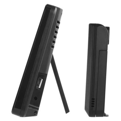 Dva čierne digitálne zariadenia sú zobrazené z boku. Zariadenie vľavo je na stojane a má USB a audio konektor. Zariadenie vpravo je bez stojana. Oba sú na bielom pozadí.