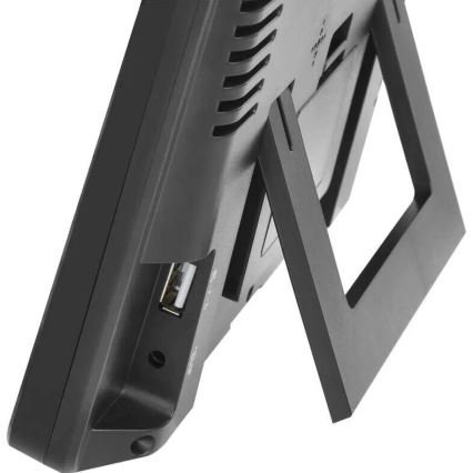 Digitálny displej stojí na výklopnom stojane. Na zadnej strane je vidieť USB port a ďalší konektor. Displej je tmavosivý.