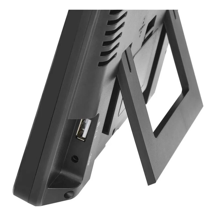 Digitálny displej stojí na výklopnom stojane. Na zadnej strane je vidieť USB port a ďalší konektor. Displej je tmavosivý.