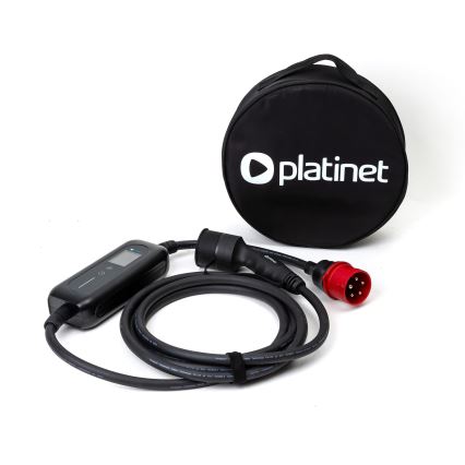 Nabíjací kábel pre elektromobil s displejom je stočený na bielom pozadí. Kábel je čierny, s červenou zástrčkou a je uložený v čiernom puzdre s logom „platinet“.