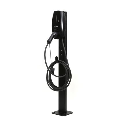 Nabíjacia stanica pre elektromobily je pripevnená na čiernom stojane. Kábel je zvinutý a pripevnený na stojane. Stanica je na bielom pozadí.
