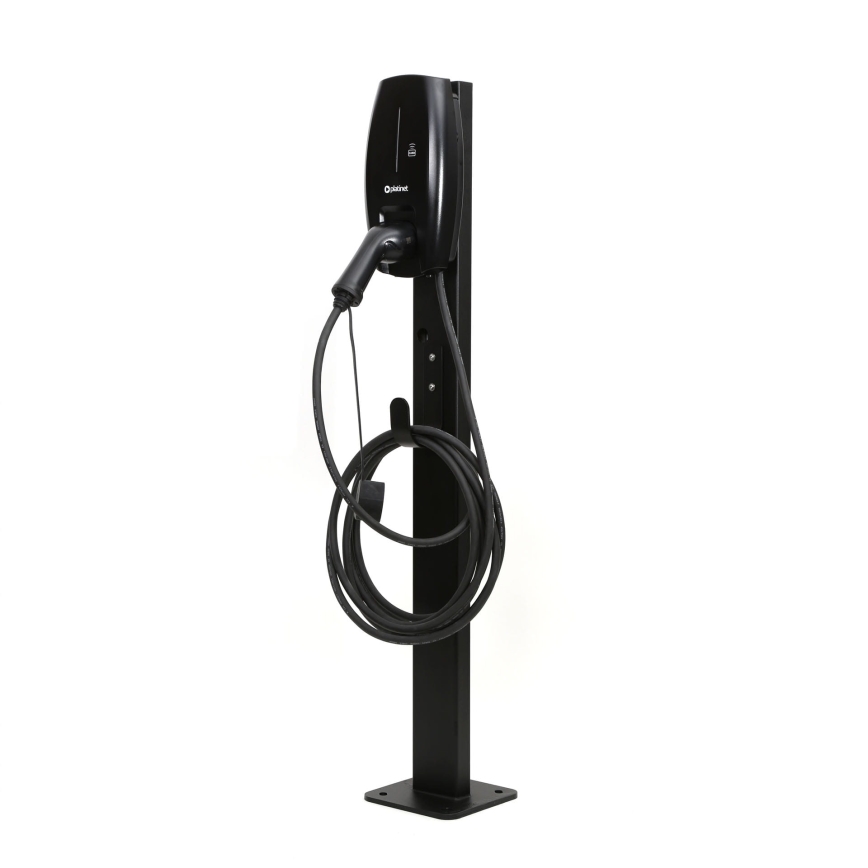 Nabíjacia stanica pre elektromobily je pripevnená na čiernom stojane. Kábel je zvinutý a pripevnený na stojane. Stanica je na bielom pozadí.