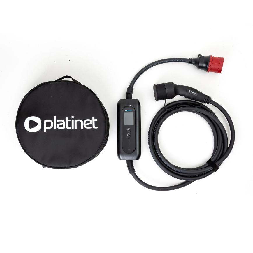 Nabíjací kábel pre elektromobily s displejom a zástrčkou, uložený v čiernom puzdre s logom platinet, leží na bielom pozadí.