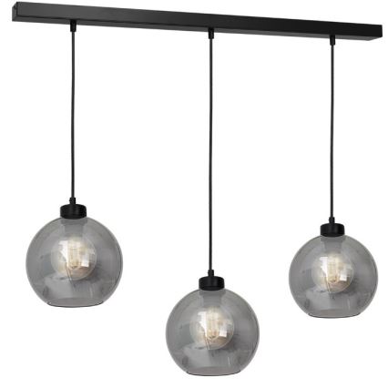 Trojramenné závesné svietidlo s čiernou konštrukciou a tromi šedými sklenenými guľovými tienidlami visí zo stropu. Každé tienidlo obsahuje žiarovku.