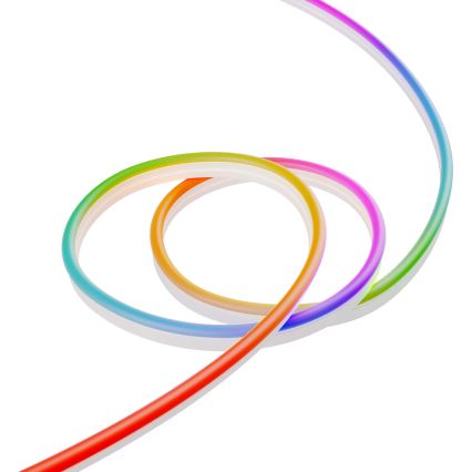 LED svetelný pás v tvare vlny osvetľuje stenu a stôl s počítačom. Na stole je klávesnica a myš. Pozadie tvorí stena s rastlinami a organizérom.