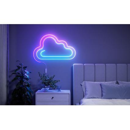 Neonové svetlo v tvare oblaku svieti na stene spálne. Svetlo je dvojfarebné, fialovo-modré. Nachádza sa na nočnom stolíku pri posteli s posteľnou bielizňou.