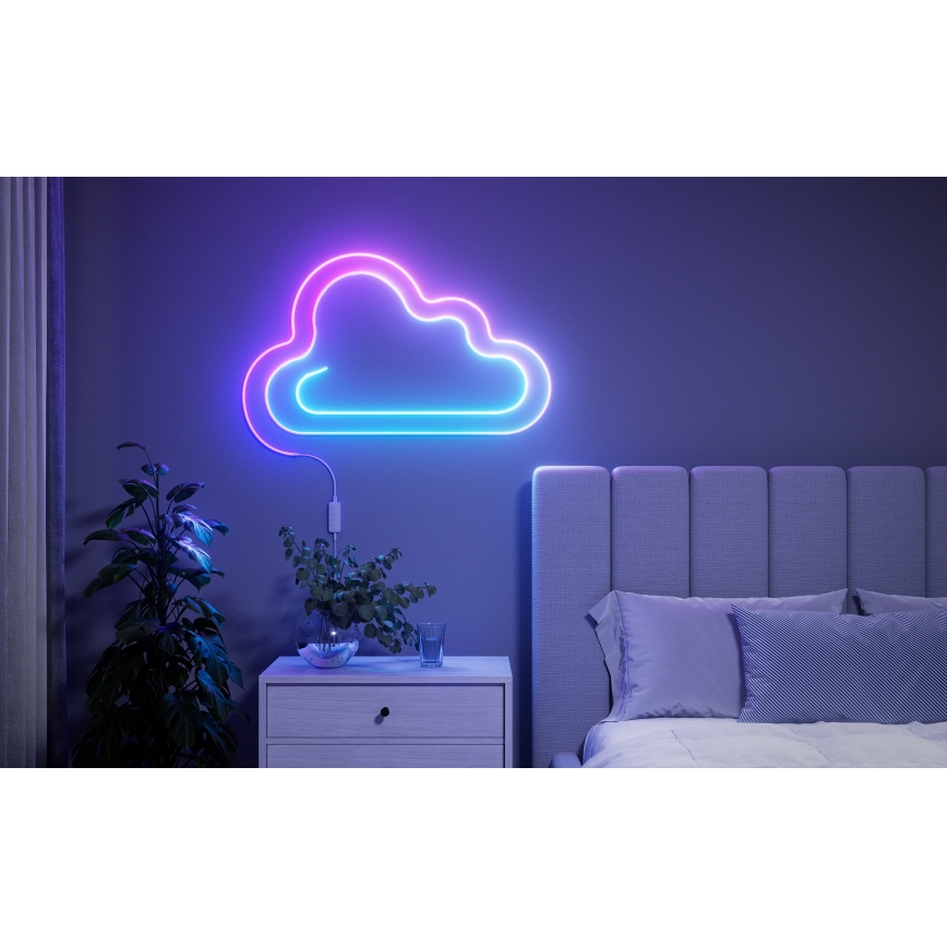 Neonové svetlo v tvare oblaku svieti na stene spálne. Svetlo je dvojfarebné, fialovo-modré. Nachádza sa na nočnom stolíku pri posteli s posteľnou bielizňou.