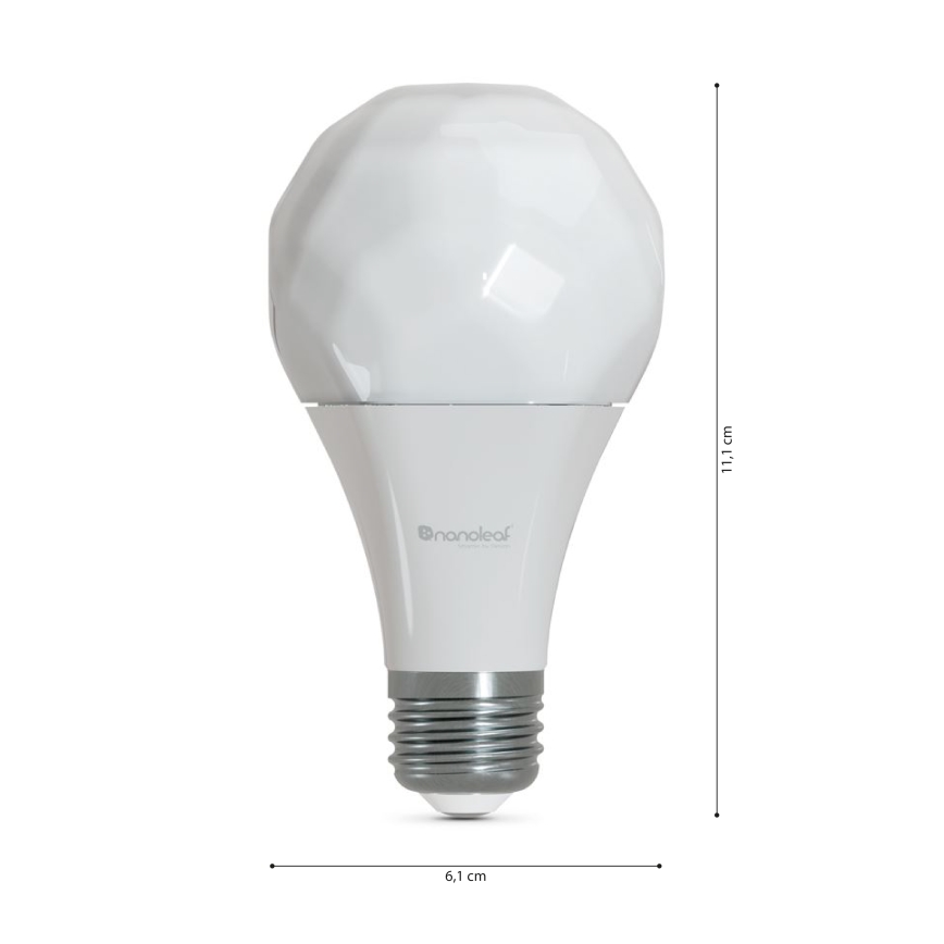 LED žiarovka s fasetovaným vrchným dielom a označením „nanoleaf“ svieti. Rozmery: 11,1 cm na výšku, 6,1 cm v priemere závitu.