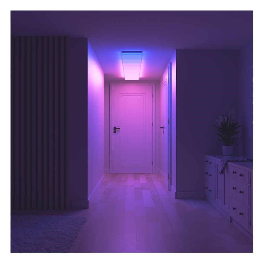 Svetlo svieti v chodbe. Farby svetla sú fialová a modrá. Chodba má drevenú podlahu, biele dvere a nábytok.