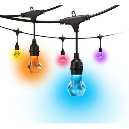 Farebné LED žiarovky visia na čiernom kábli s rozvetvujúcimi konektormi. Svietia rôznymi farbami: oranžovou, ružovou, fialovou a modrou. Svetlá sú umiestnené na svetlomodrom pozadí.