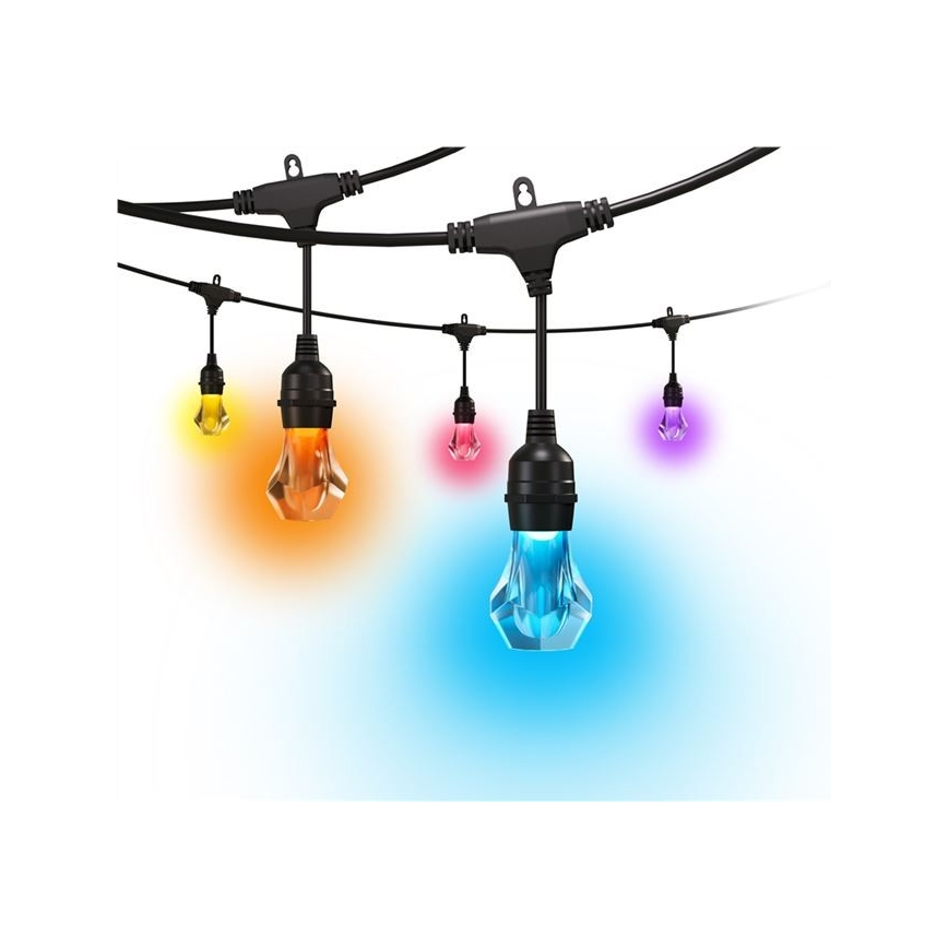 Farebné LED žiarovky visia na čiernom kábli s rozvetvujúcimi konektormi. Svietia rôznymi farbami: oranžovou, ružovou, fialovou a modrou. Svetlá sú umiestnené na svetlomodrom pozadí.