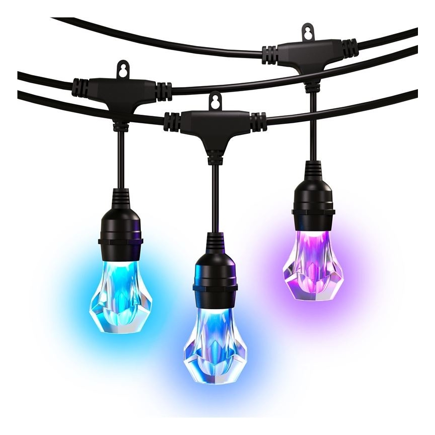 Tri farebné LED žiarovky s diamantovým vzhľadom visia na čiernych kábloch s T-konektormi. Žiarovky svietia modrou, fialovou a svetlomodrou farbou. Sú na bielom pozadí.