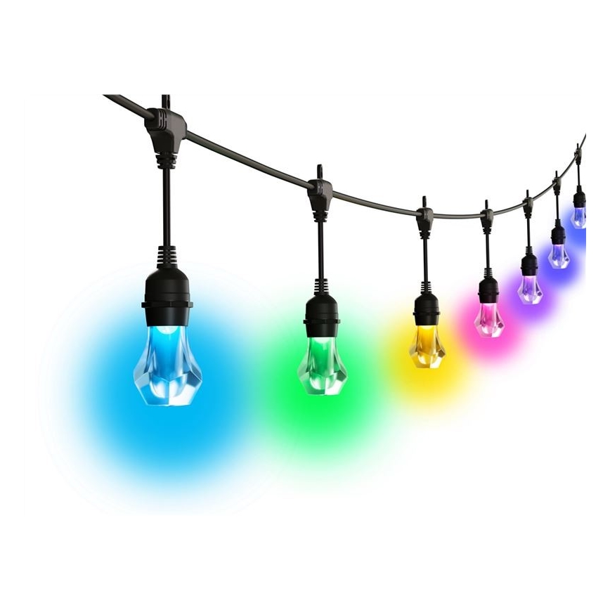 Svetlá s farebnými LED diódami visia na čiernom kábli. Žiarovky majú tvar fasetovaného diamantu a vyžarujú modrú, zelenú, žltú, ružovú a fialovú farbu. Svetlá sú na bielom pozadí.