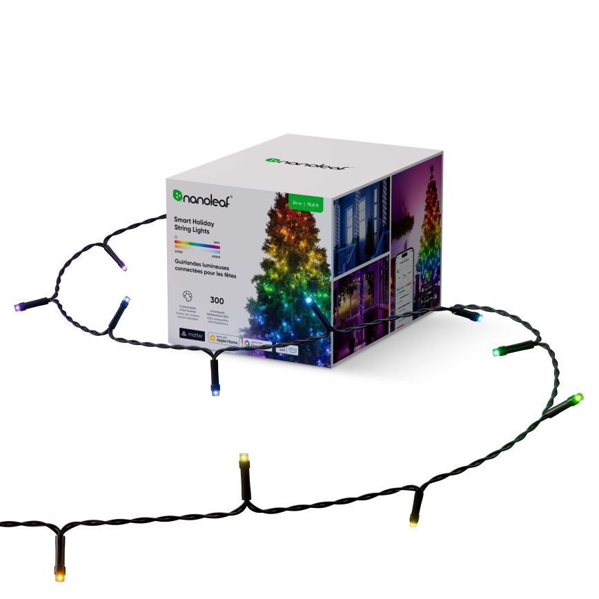 Farebné LED svetielka na šnúre s čiernym káblom ležia čiastočne skrútené vedľa svojej krabice. Krabica zobrazuje názov nanoleaf Smart Holiday String Lights, počet 300 svetielok a kompatibilitu s Apple Home a Google Assistant.