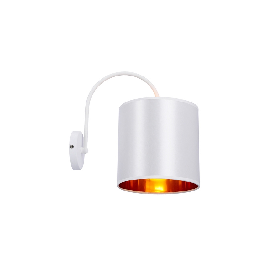 Biela nástenná lampa s krivolakým ramenom a valcovým tienidlom. Tienidlo je zvonku biele, vnútri medené, svieti. Lampa je pripevnená k stene.