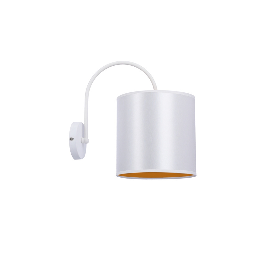 Nástená lampa s bielym tienidlom valcového tvaru a zlatým vnútorným okrajom je pripevnená na stene pomocou bielej kovovej konštrukcie. Lampa je otočená smerom nadol.